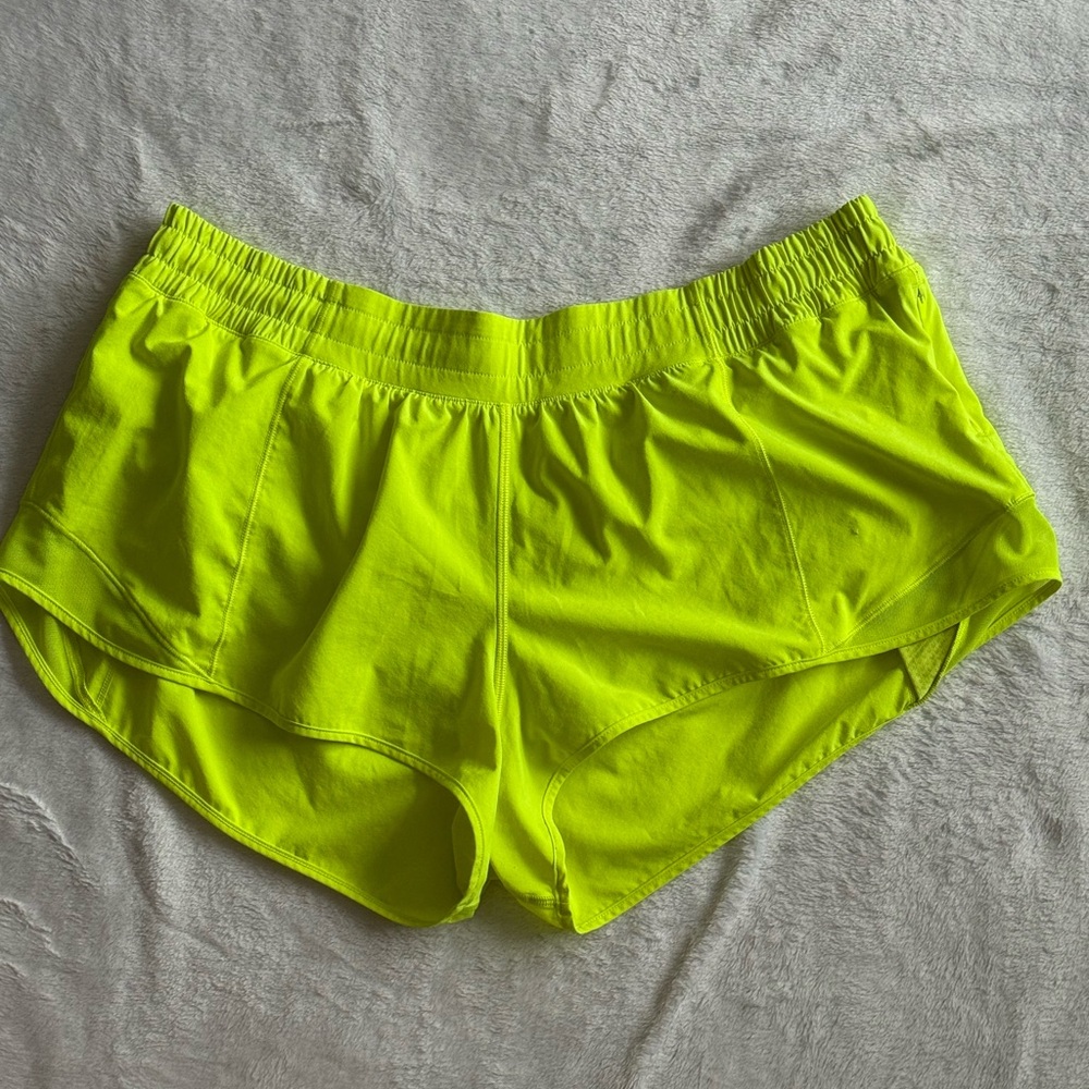 Lululemon Hotty hot low rise 2.5 inseam highlight yellow Women's Shorts